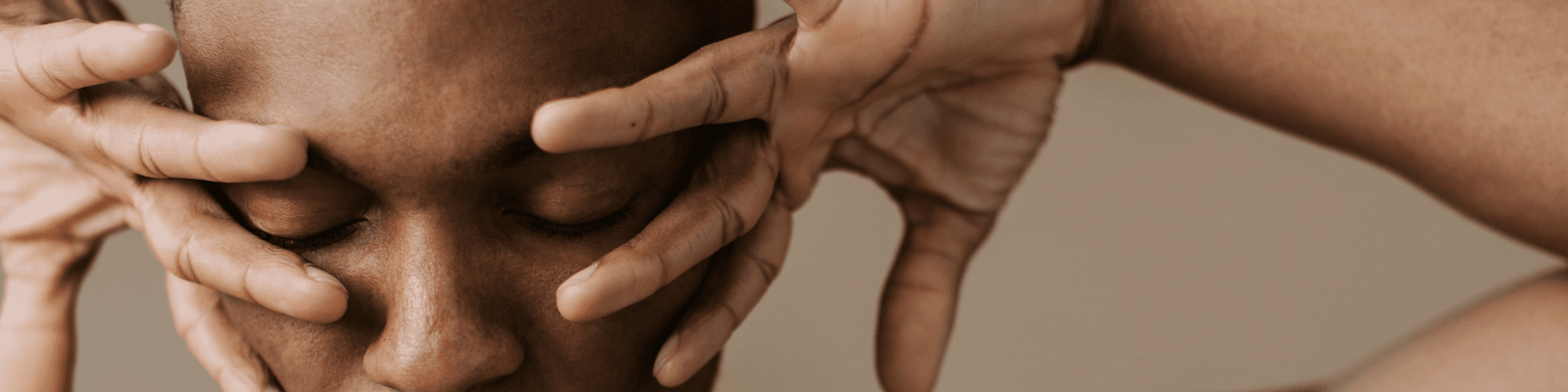 Homme ou femme qui regarde vers le bas avec les mains sur les temps, paumes vers l'extérieur